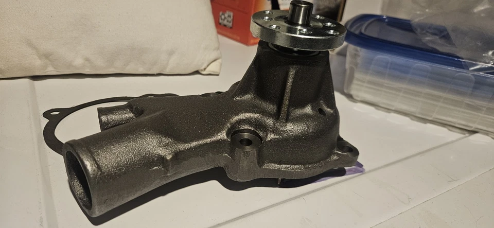 Bomba de agua de hierro fundido Tuff Stuff para Chevy 250 en línea 6 Foto 3 de 4
