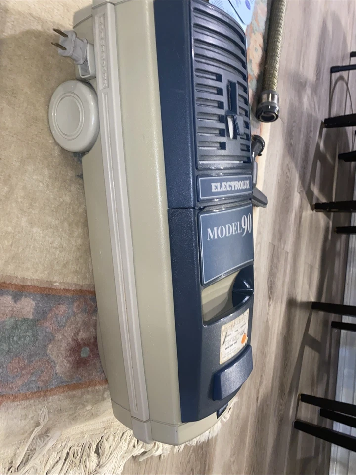 ELECTROLUX MODEL 90 VACUUM W/ BAGS Refurbished TESTED RUNS GREAT W/attch & 6 Bag - Image 4 of 4
