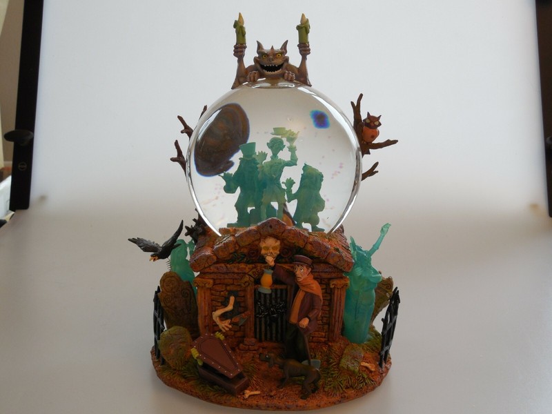  RARE DISNEY HAUNTED MANSION GRIM GRINNING GHOSTS MUSIC LIGHT UP SNOW GLOBE