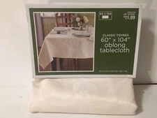 Target Classic Tidings White Floral Oblong Tablecloth 60" x 104" Christmas 2010