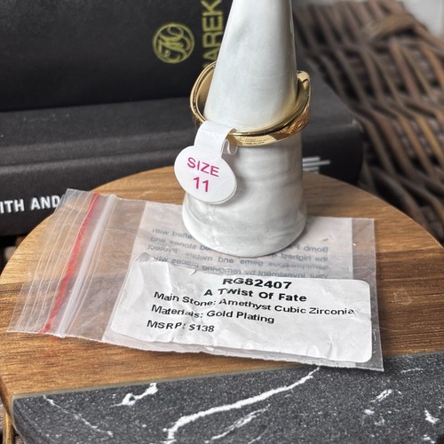 Bomb Party Febbraio 2025 RG82407 “A Twist Of Fate” Ametista Oro Giallo Misura 11 - Foto 5 di 5