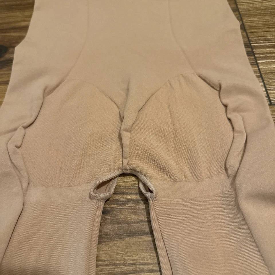 Corto modelador de cintura extra alta invisible Foto 3 de 4