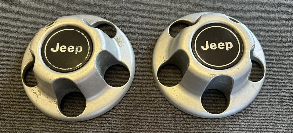 Juego de DOS - Tapacubos centrales de rueda Jeep Wrangler plateados P/N 52057618 Foto 3 de 4