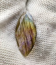 Pierre précieuse de labradorite naturelle à facettes étonnante pierre précieu...