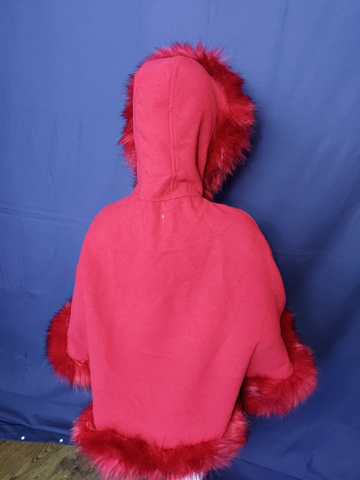 RRP £205 Large Bandits Kids Designer Clothing Hooded Cape Red image 5