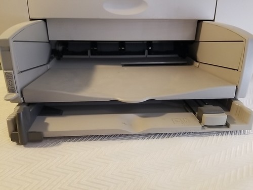 Hewlett Packard DeskJet 812C, Parallel & USB - Powers On, Needs Ink - Picture 4 of 12