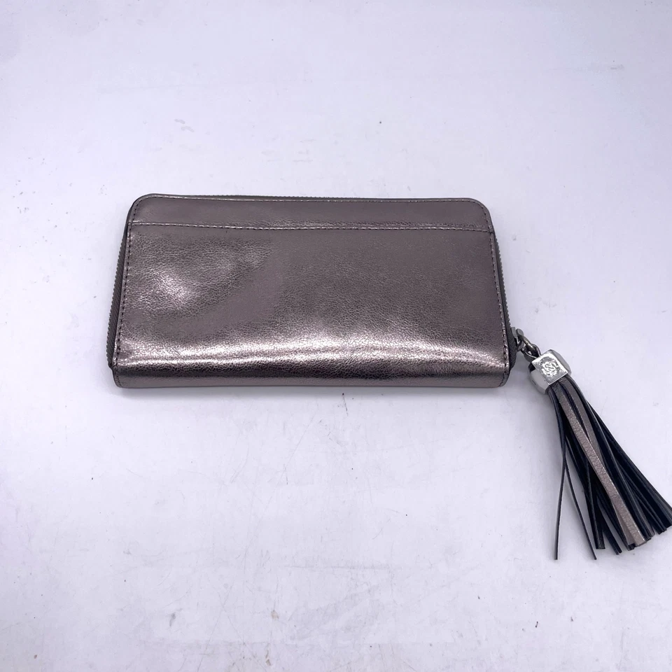 Cartera Stella & Dot de cuero metálico con cremallera y acento de borla Foto 4 de 4