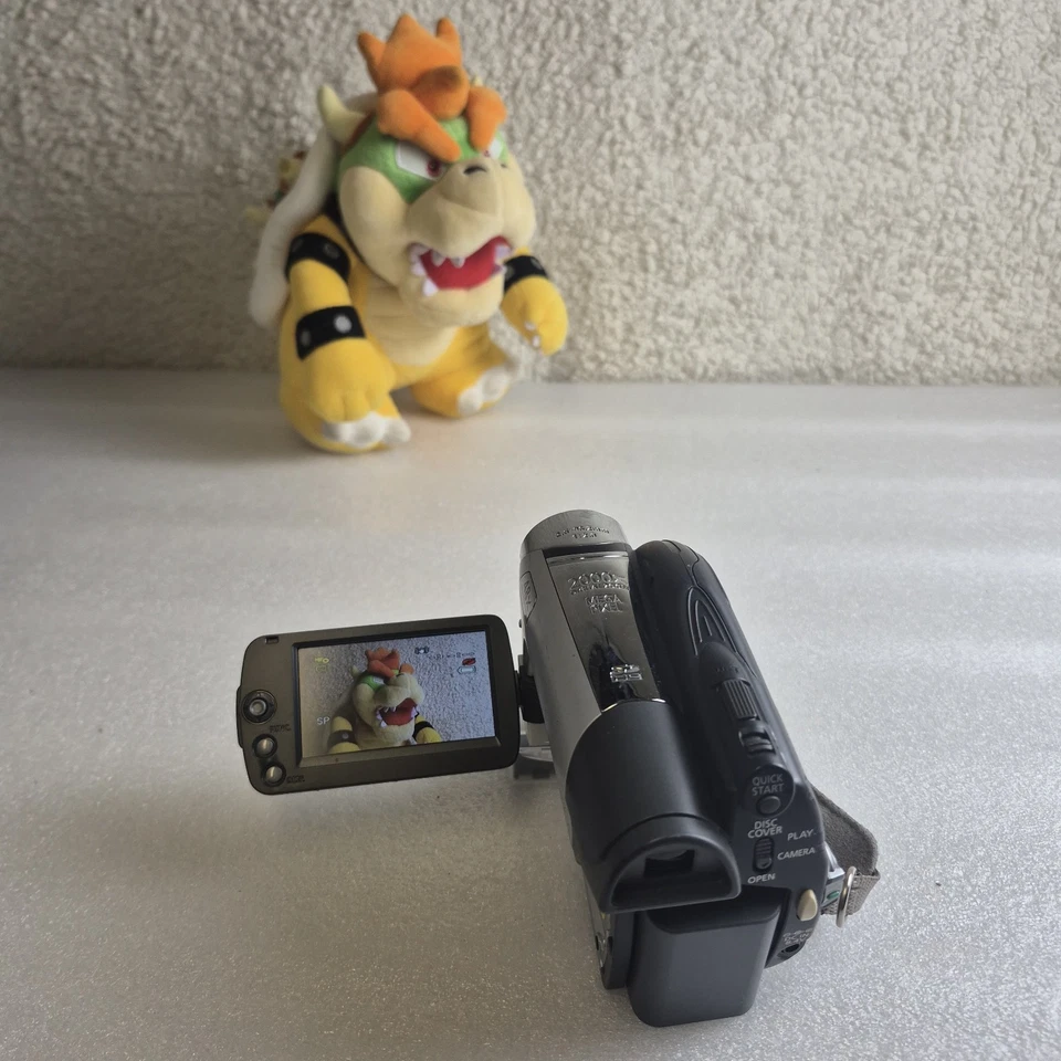 Canon DC320 Camcorder DVD R/RW SD 2000X Digital Zoom Megapixel Tested W/ Charger - Image 3 of 4