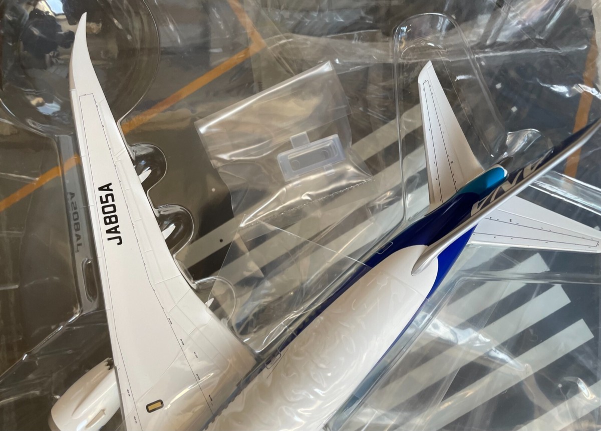 1/200 HOGAN ANA Boeing 787-8 JA805A With RWY display base 1/200 HOGAN ANA Boeing 787-8 JA805A With RWY display base