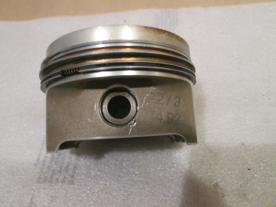 Ferrari 348, Mondial t - Pistón OEM - P/N 137980 Foto 4 de 4