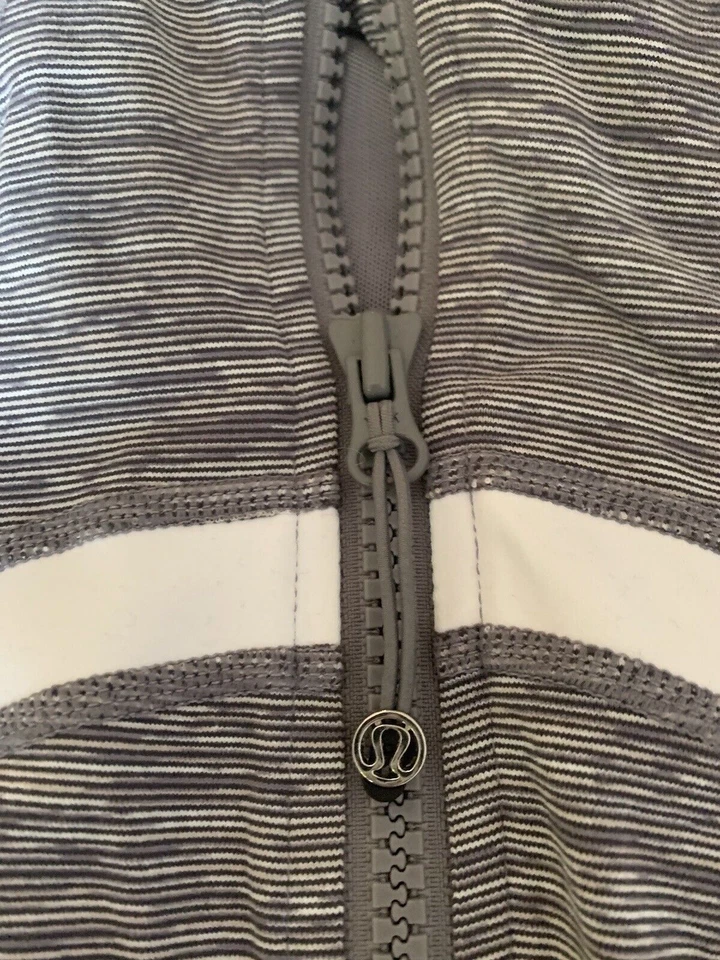 CHAQUETA DEFINITIVA NUEVA SIN ETIQUETAS Lululemon Wee Are From Space Coal Fossil/Blanco Talla 4 Foto 3 de 4