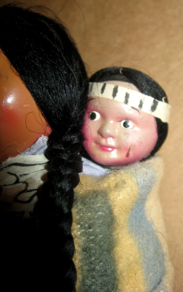 10-дюймовая кукла 1930-х годов Bully Good Native American Skookum целлулоид с ребенком в папуасе - Изображение 4 из 4