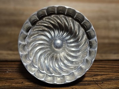 Vintage- JELLO Cake Molds- Mini Collectible Retro Metal Baking Tins- Set of 6