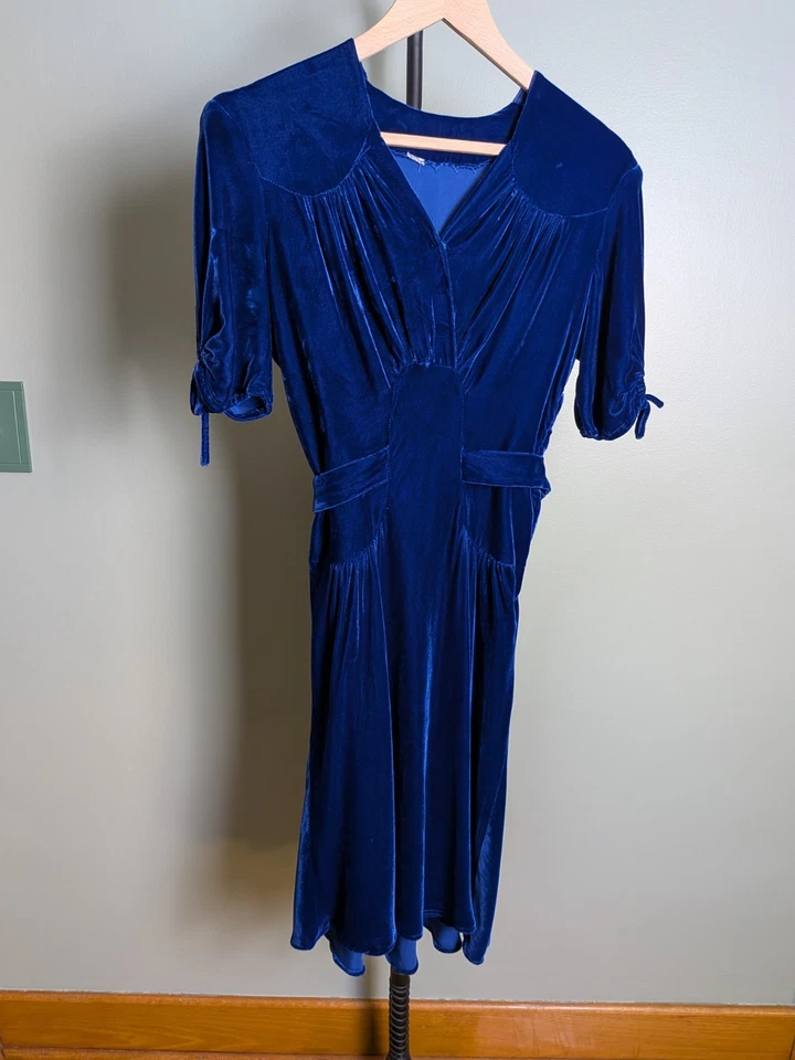 Vestido vintage de terciopelo de seda azul cobalto corte sesgado cintura caída manga corbata años 40 Foto 2 de 4