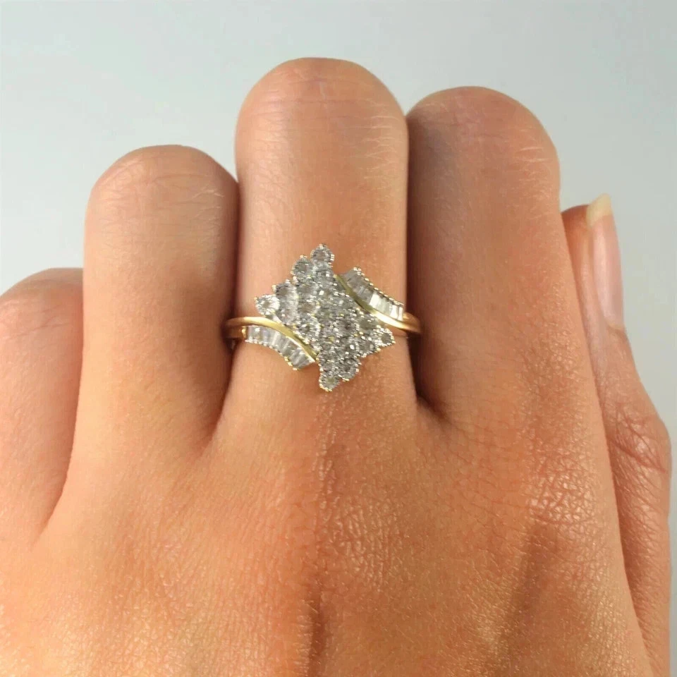 Anillo con racimo de bodas de diamantes de corte redondo de 2 quilates enchapado en oro amarillo de 14 k Foto 3 de 4