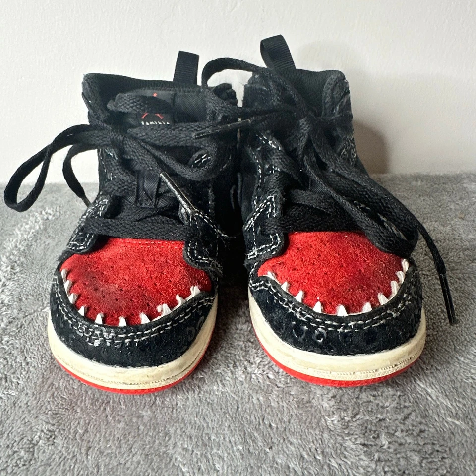 Jordan 1 Mid SE Siempre Familia 5C 120-001 usado niño pequeño Foto 2 de 4