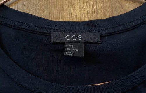 Zeitloses Shirt COS Größe S mit schmalem Arm dunkelblau 2 Taschen Langarm - Bild 2 von 2