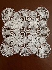 CENTRINO QUADRATO FATTO A MANO AD UNCINETTO IN COTONE