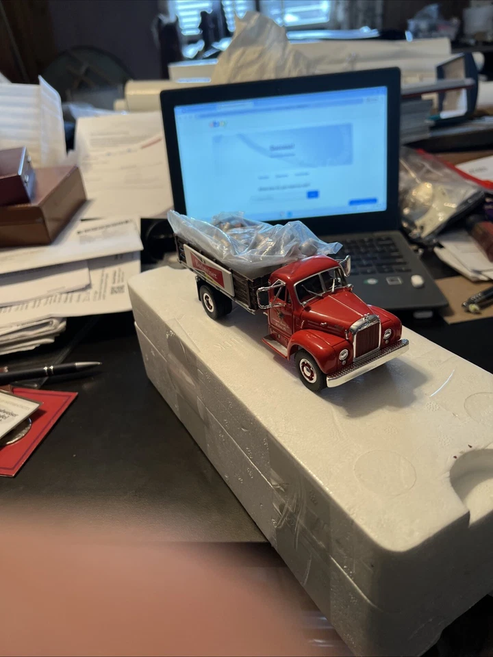 Camión de reparto Matchbox Collectibles Budweiser 1956 Mack B en caja y completo Foto 3 de 4