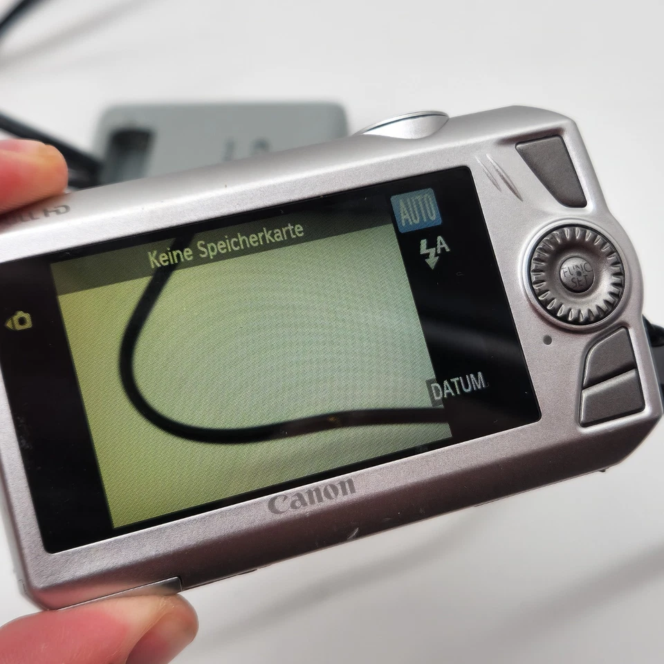 Getestet - Canon IXUS 1000 HS 10,0MP Digital Camera Silver 10x Zoom, Ladegerät - Bild 2 von 4