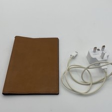 Universal Micro USB UK Netz Ladegerät & braune Tablet Abdeckung Produktbündel