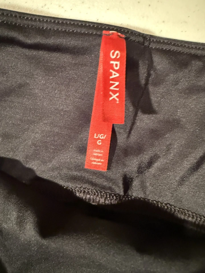 Leggings Spanx Feminina Grande Preta Couro Sintético Cintura Alta Modeladora Calça Elástica - Imagem 3 de 4