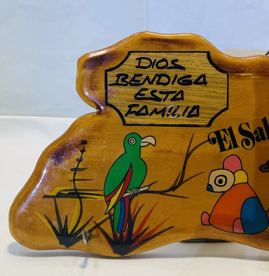 萨尔瓦多木质壁挂钥匙架衣架“Dios Bendiga Esta Familia”,11 英寸 - 长度 — 第 2/4 张图片