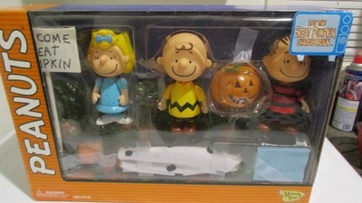 Memory Lane Peanuts Its the Great Pumpkin Charlie Brown set