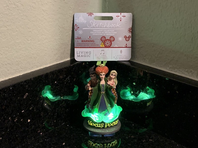 Disney 2023 Hocus Pocus Light-Up & Sound Living Magic Sketchbook Ornament New