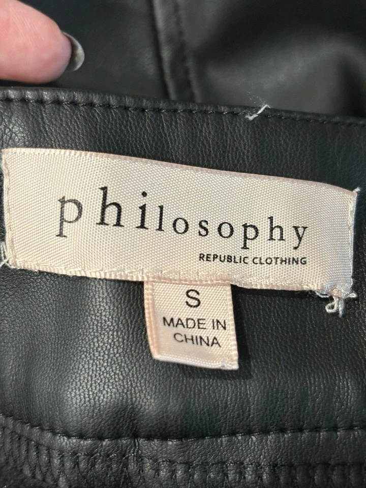Saia de couro sintético preta Philosophy A Line com bolsos tamanho pequeno - Imagem 2 de 4