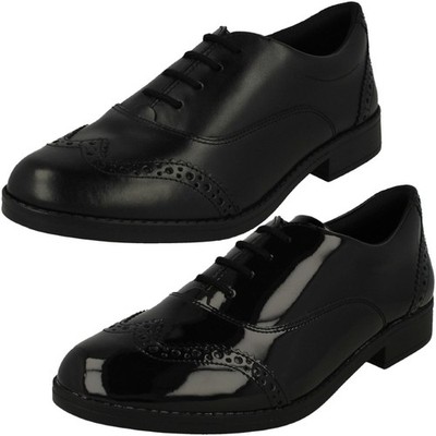 Mädchen Clarks Brogue detaillierte formelle Schulschuhe *Aubrie Tap*