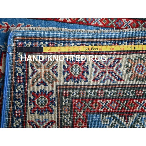 Alfombra de muestra de lana brillante anudada a mano de diseño tribal kazajo azul de 2'9"x4'1" R399 - Imagen 7 de 7