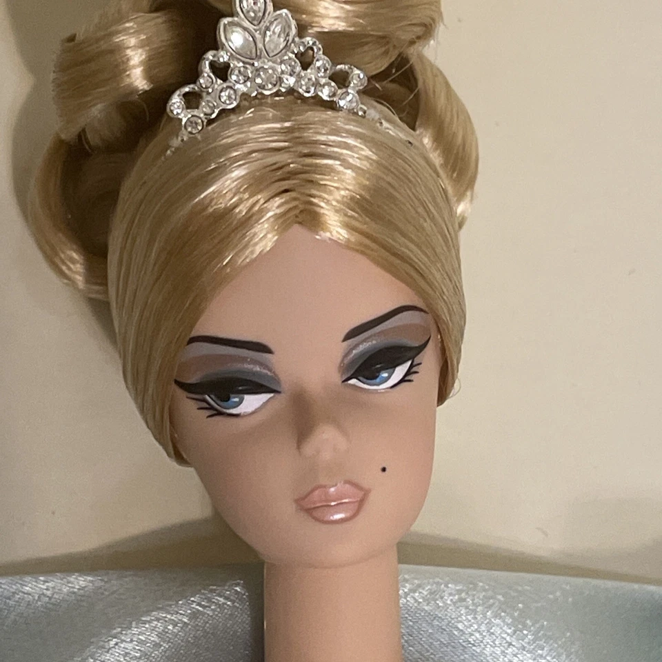 Barbie mágica robada modelo de moda 2005 etiqueta dorada piedra de seda Foto 2 de 4