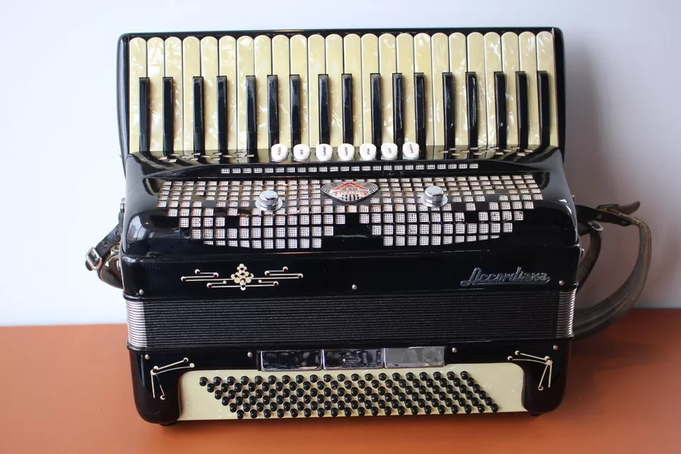 Vintage Excelsior Model 312 Made in Italy Piano Accordion w/ internal microphone - Image 2 of 4