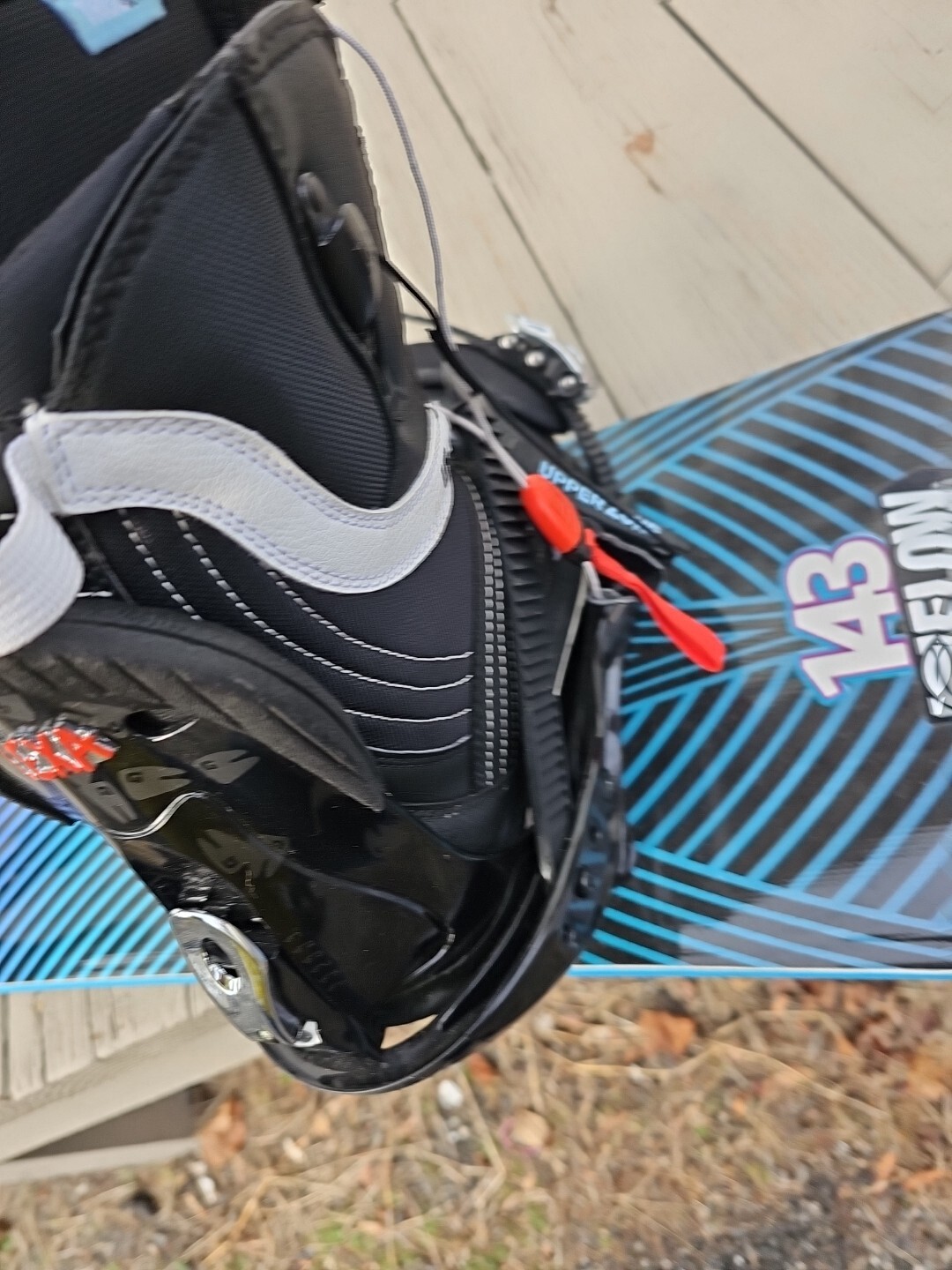 FLOW VENUS 143 SNOWBOARD WITH BURTON LEXA BINDINGS AND BURTON SIZE 5 MINT BOOTS