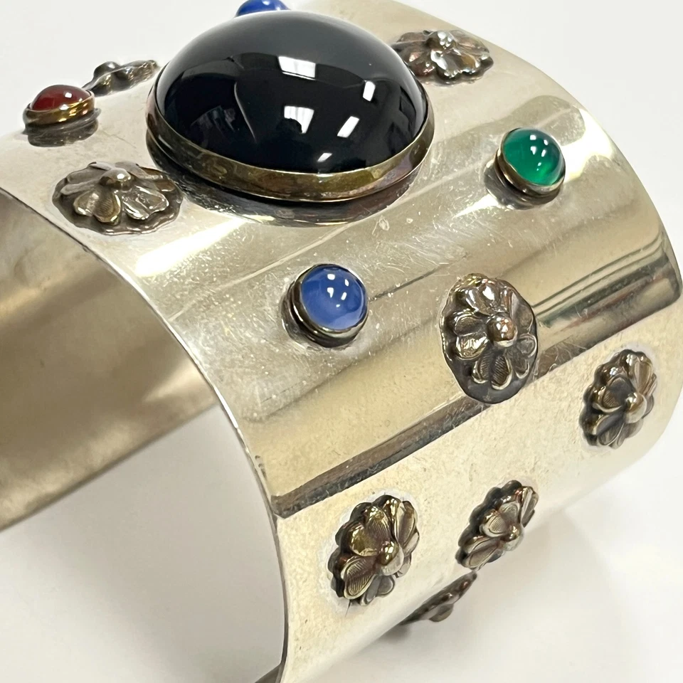 Brazalete Tulla Booth plata esterlina ónix negro martillado Foto 4 de 4