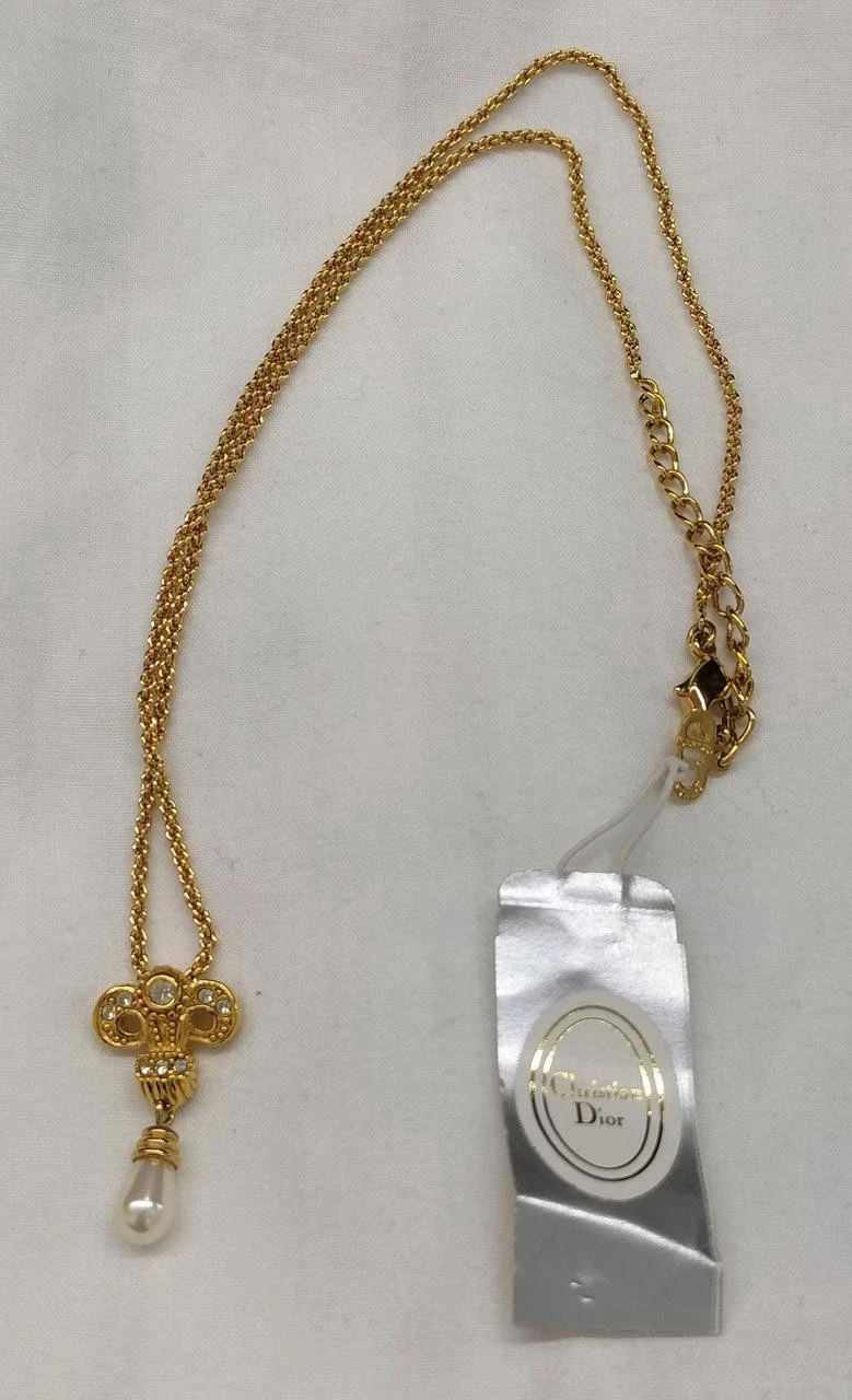 Collier Christian Dior bijou doré design élégant style vintage