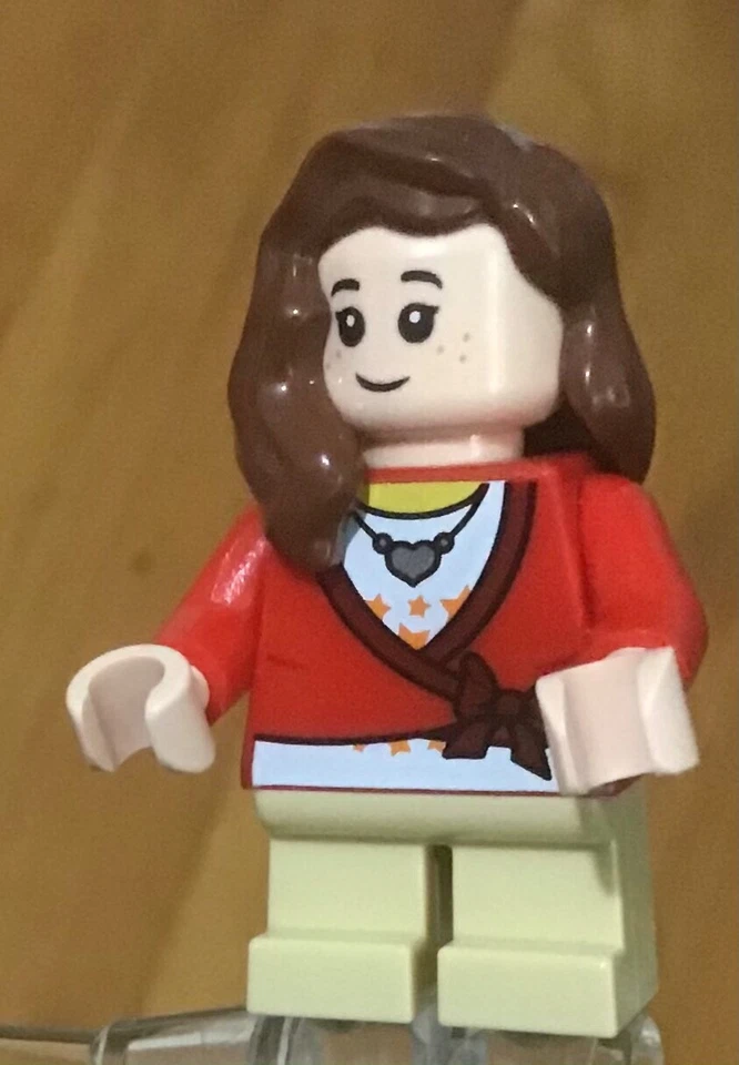 LEGO City Town Girl Top Rojo Mujer con Collar Corazón Largo Cabello Marrón Pierna Corta Foto 4 de 4