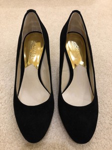 black pumps size 3