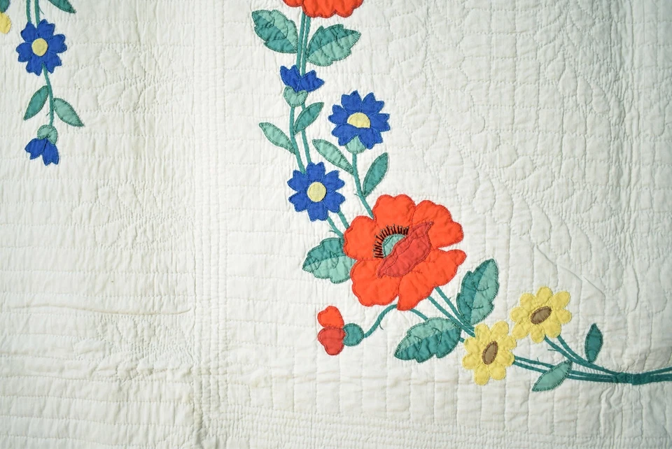 Edredón antiguo vintage bien acolchado años 30 apliques de flores de amapola, margarita y azul! Foto 3 de 4