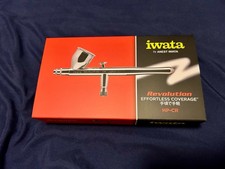 Aérographe Iwata Revolution CR double action avec grande tasse d'alimentation par gravité - R4500