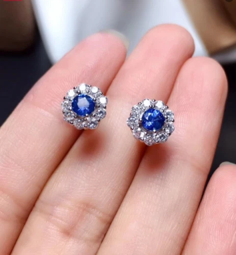 Aretes con halo de zafiro azul de corte redondo de 2 quilates con acabado en oro blanco de 14 quilates Foto 2 de 4