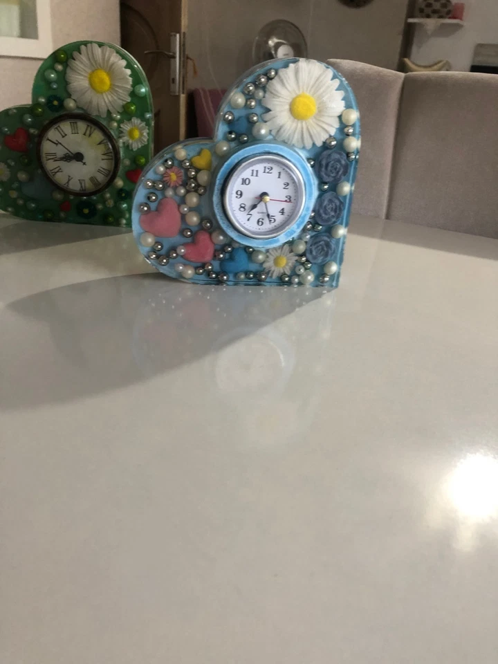 Handmade Epoxy Heart Clock with Flowers & Pearls – 5 Colors - Image 4 of 4
