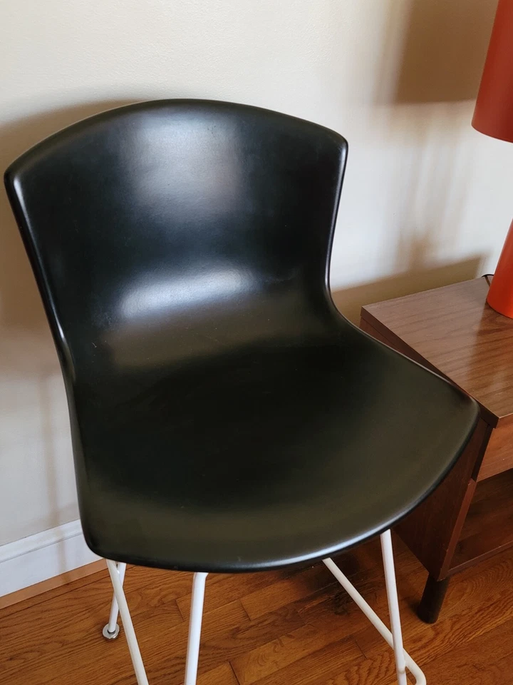 Taburete de bar alto de fibra de vidrio negro vintage Harry Bertoia Knoll silla blanca y negra  Foto 3 de 4