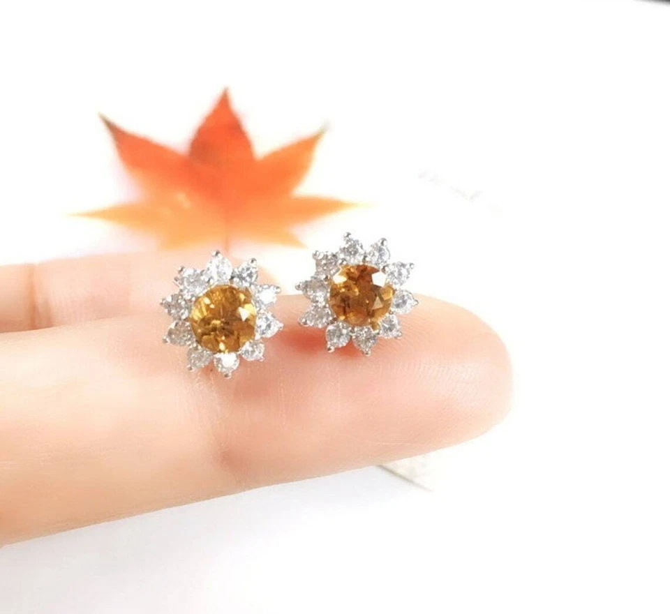Aretes redondos para mujer con flor de citrino creados en laboratorio de 2 quilates enchapados en oro blanco de 14 quilates Foto 4 de 4