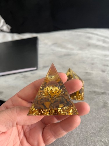 Pequeño pisapapeles triángulo resina 5 cm piedra curativa Budda cristal energía orgonita - Imagen 8 de 12