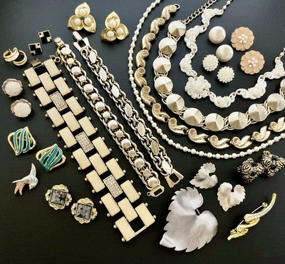 Vintage Classic Fashion Jewelry Lot 21 Pc. Monet, Skye, Brookraft, Unattributed 