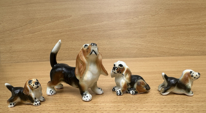 4 Vintage BASSET HOUND DOG FAMILY Miniature Figurines Artmark? Japan BEAGLE