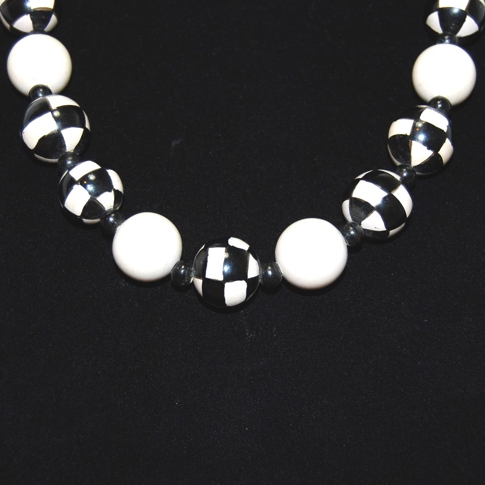 Collar grueso vintage negro blanco cuentas de madera a cuadros pintado a mano Foto 4 de 4