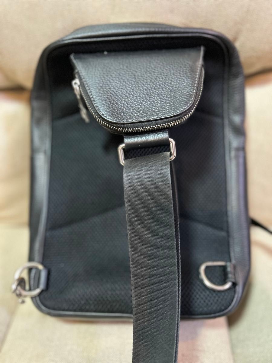 Excellent condition current model COACH Ethan bod… - image 2